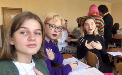 Украинские школьники затравили учительницу песней о Бандере