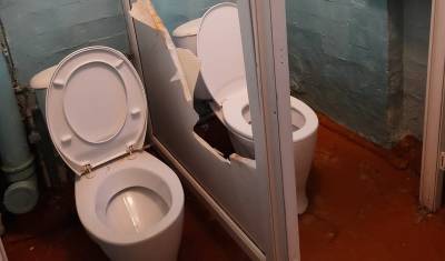 Уфимка пожаловалась чиновникам на ужасное состояние туалетов в школе № 55