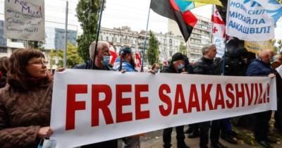 В Киеве сторонники Саакашвили возле посольства Грузии провели акцию (ВИДЕО)