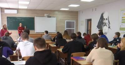 В Киеве дети затравили учительницу песней про Бандеру, обвинив ее в "пророссийских взглядах" (видео)