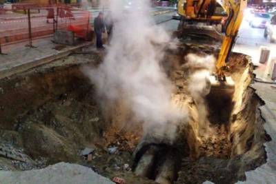 Энергетики показали трубу, из-за которой машины провалились под землю в Новосибирске
