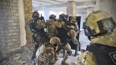 В Калининграде спецназовцы штурмовали захваченные здания на учениях