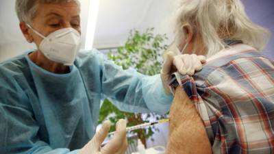 Иммунитет не сработал: пенсионерка вакцинировалась в четвертый раз