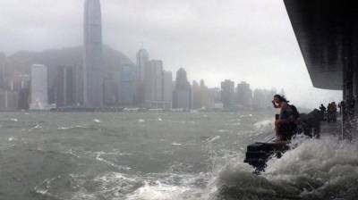 В Гонконге бушует мощный тайфун "Компас"