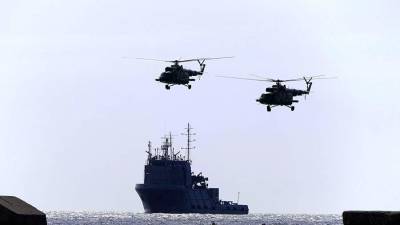 Украинский корабль ВМФ спасают в Черном море