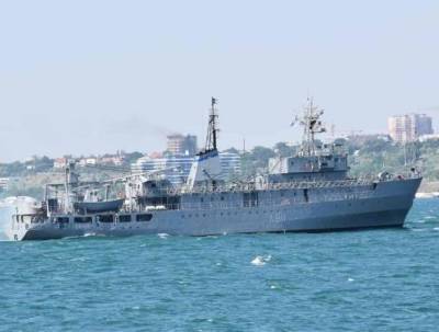 Корабль ВМС Украины, как накануне американская субмарина, на что-то «напоролcя»