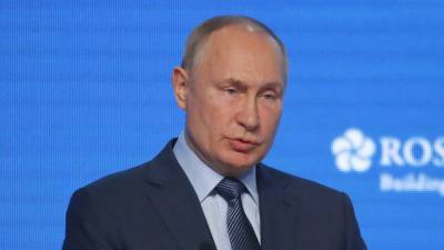 Путин: США совершают ошибку, используя доллар в качестве санкционного инструмента