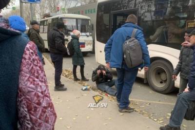 Мужчина выпал из автобуса и разбил лицо в Новосибирске
