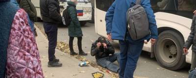 На улице Петухова в Новосибирске из автобуса выпал пассажир
