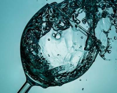Иммунолог Продеус перечислил негативные последствия употребления двух литров воды в день