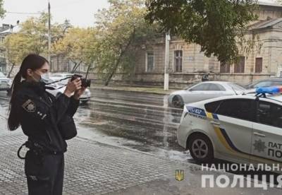 В Одессе иностранец на остановке изрезал девушку и мужчину (видео)