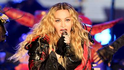 Поклонники раскритиковали Мадонну за морщины и обвисший живот