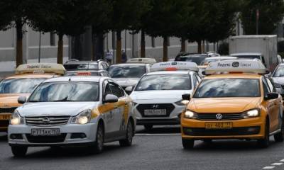 Теневой оборот российских таксистов оценили в 800 млрд рублей