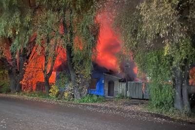 Вечером в Тверской области сгорел нежилой дом