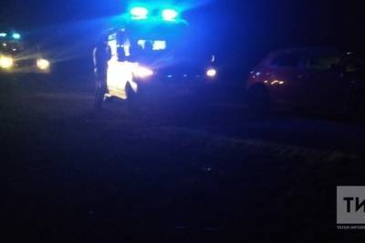 На трассе М7 в Татарстане ночью автомобиль врезался в отбойник