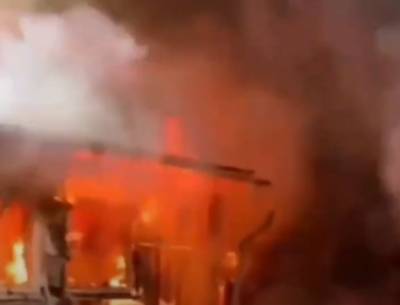 Склады и десять автомобилей загорелись на юге Москвы