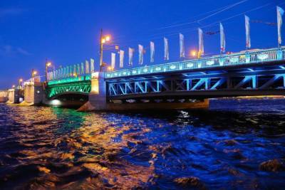 Масштабная реконструкция освещения наполовину завершилась в Петербурге