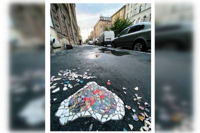 Не знаем, радоваться или грустить: авторы мозаики на дорогах Петербурга оценили залатанные дорожниками ямы