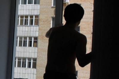 В Смоленске из окна выпал подросток
