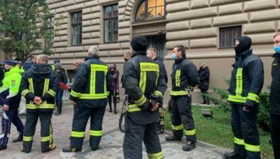 В Риге протестуют латвийские пожарные, не желающие прививаться от Covid-19