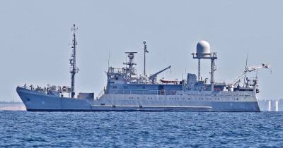 Потерпевший бедствие в Черном море военный корабль "Балта" взяли на буксир