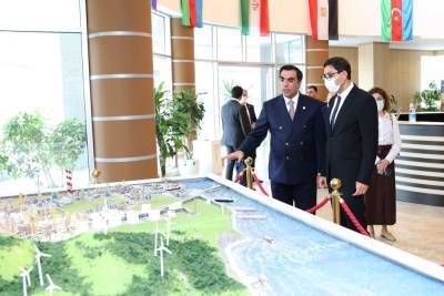 Министр молодежи и спорта посетил Бакинскую высшую школу нефти (ФОТО)