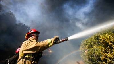 Калифорнийские пожарные пытаются защитить от огня ранчо Рейгана