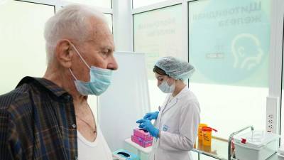 42% россиян старше 60 лет вакцинировались от COVID-19
