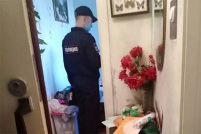 Четверых детей на сутки заперли в захламленной квартире в российском городе