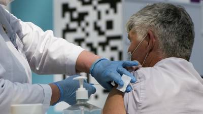 Мурашко: 42% россиян старше 60 лет прошли вакцинацию от коронавируса