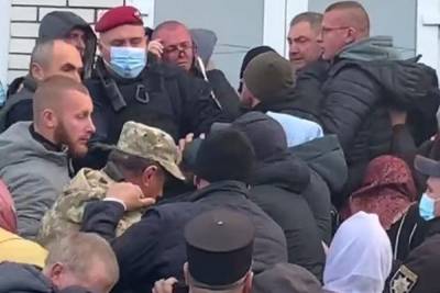 На Украине верующие устроили массовую драку за храм