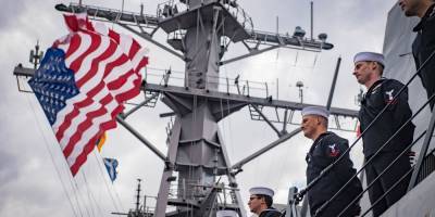 В США к годовщине военного флота опубликовали открытку с российским крейсером