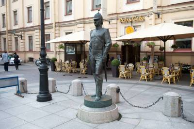 Из центра Петербурга вывезли скульптуру городового