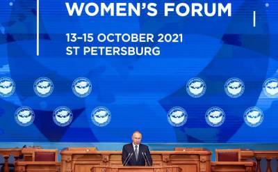 Путин на женском форуме: женщина не должна выбирать между детьми, мужем и работой