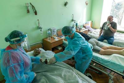 На Украине стали госпитализировать больных ковидом прямо из очередей за вакциной
