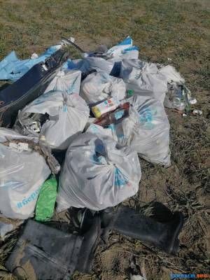 Сахалинцы оставили кучу мусора в устье Найбы после экологической акции