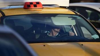 В Череповце таксист как липку ободрал пьяного пассажира