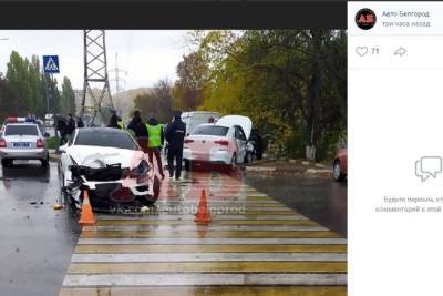 Женину-водителя Фольксвагена увезла машина скорой после столкновения с Мерседесом