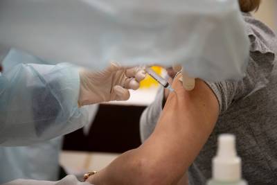 В Свердловской области расширен список работников, попадающих под обязательную вакцинацию