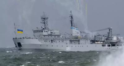 Украинский военный корабль U-811 "Балта" буксируют в Одессу