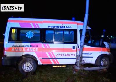 В Праге машина скорой помощи с беременной пациенткой попала в ДТП