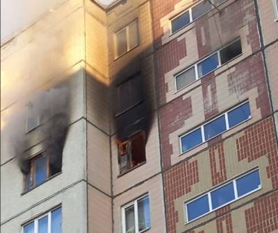 В Тюмени горит квартира в многоэтажном доме, жильцов эвакуируют