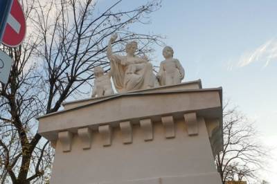 В Москве завершена реставрация белокаменных скульптур Императорского дома