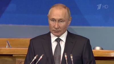 Владимир Путин выступил на пленарном заседании Евразийского женского форума в Санкт-Петербурге