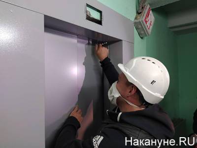 В Екатеринбурге починили лифт, из-за которого 97-летняя ветеран месяцами не была на улице