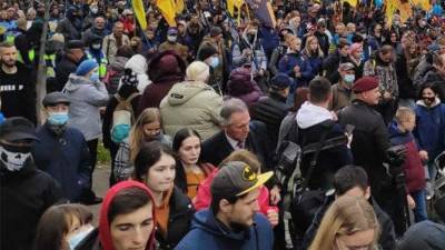 Украинские националисты начали шествие по центру Киева под песни о Бандере