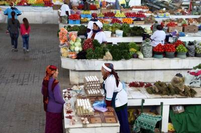 После снижения курса доллара в Ашхабаде упали цены на некоторые продукты