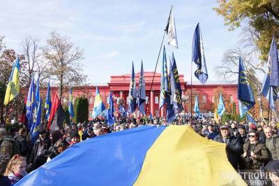 В Киеве прошел марш ко Дню защитников и защитниц (ФОТО, ВИДЕО)