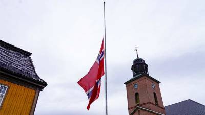 Столтенберг осудил нападение мужчины с луком в Норвегии