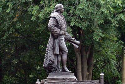В Петрозаводске установили памятник оружейнику из Шотландии Чарльзу Гаскойну